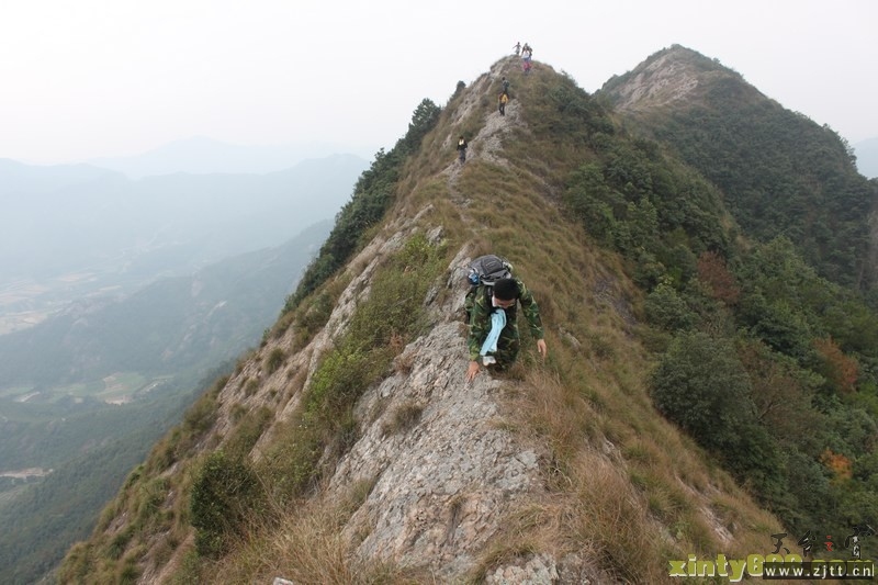 11.10.29  天台、三门、临海三地驴友60余人同游三门的隐龙山 和木勺沙滩1.jpg