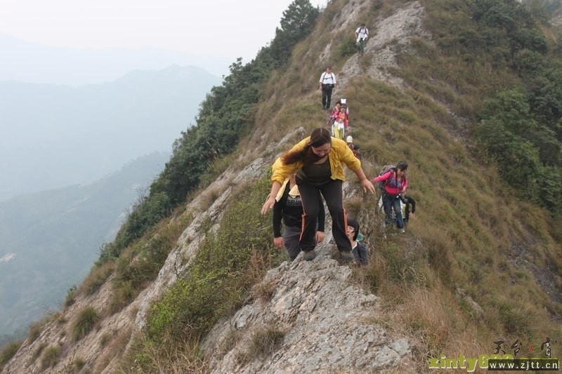 11.10.29  天台、三门、临海三地驴友60余人同游三门的隐龙山 和木勺沙滩3.jpg