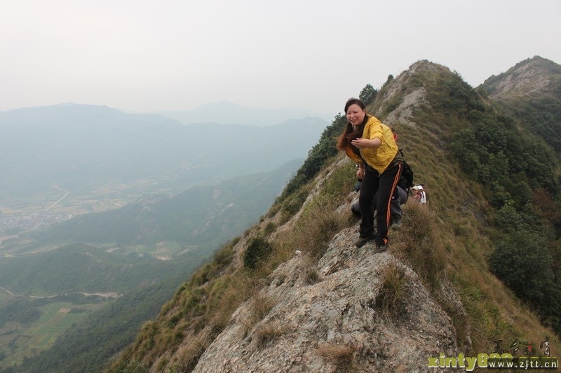 11.10.29  天台、三门、临海三地驴友60余人同游三门的隐龙山 和木勺沙滩4.jpg