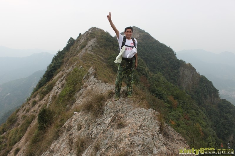 11.10.29  天台、三门、临海三地驴友60余人同游三门的隐龙山 和木勺沙滩12.jpg