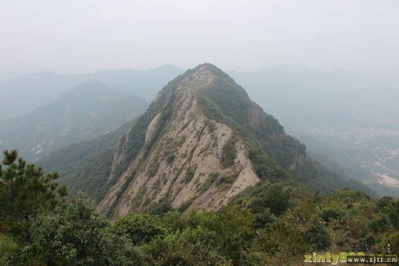 11.10.29  天台、三门、临海三地驴友60余人同游三门的隐龙山 和木勺沙滩14.jpg