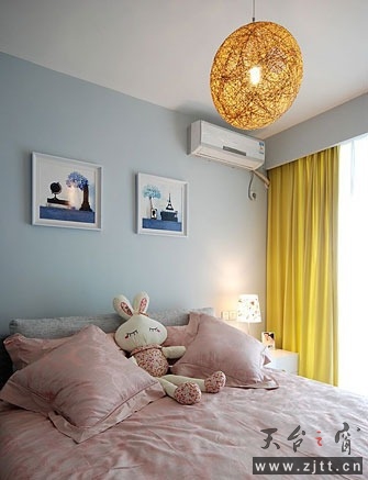 次卧，粉蓝色的空间，粉色的床品，亮黄的窗帘，色彩更为丰富可爱。