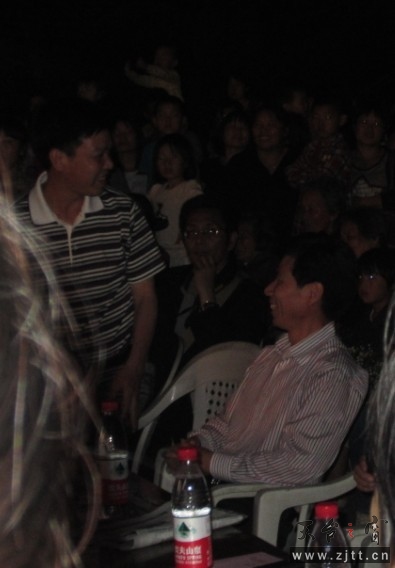 这几位是县委领导.jpg