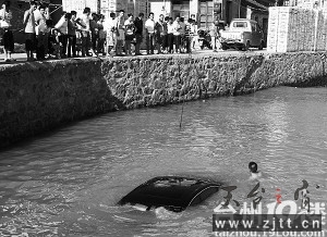 水淹的车.jpg