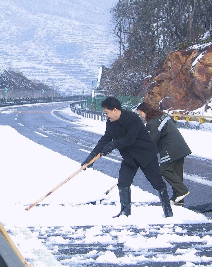 雪后上高速的户外运动