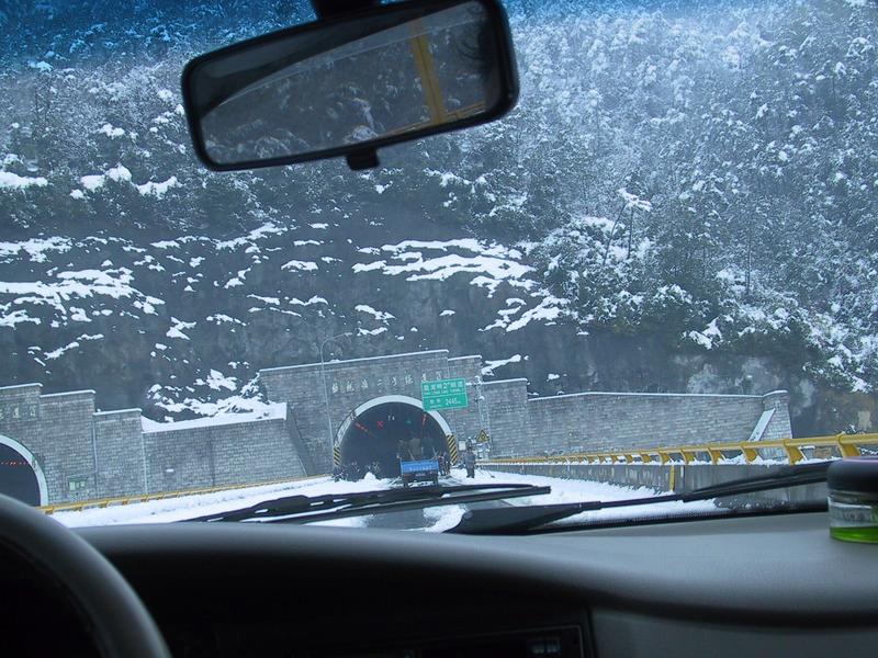 雪后上高速的户外运动