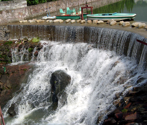 水坝瀑布
