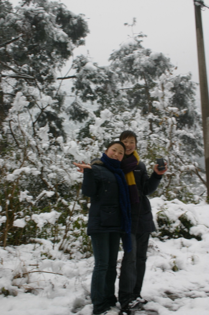 玩雪的小姑娘们