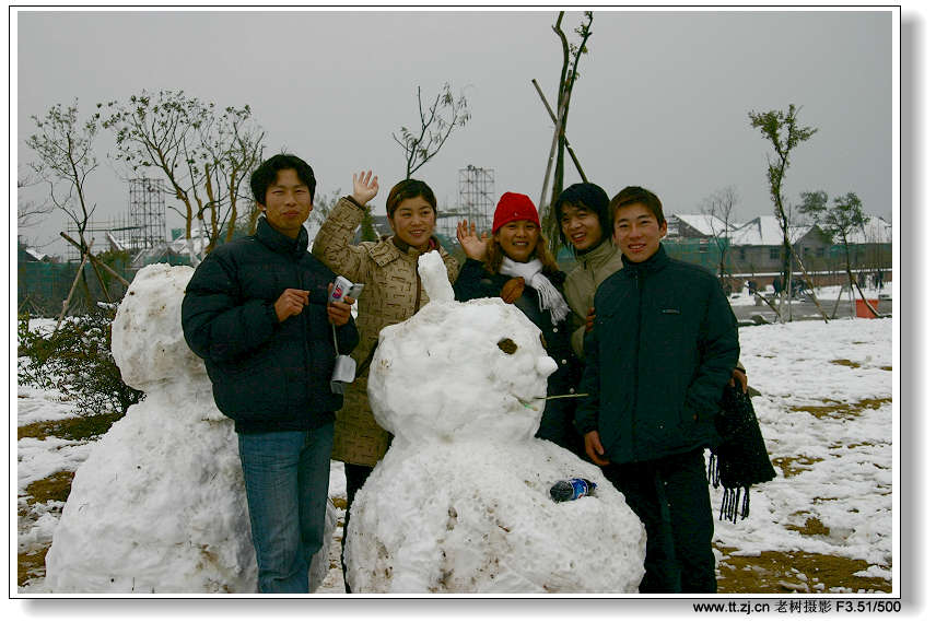 大雪后嬉戏的人们