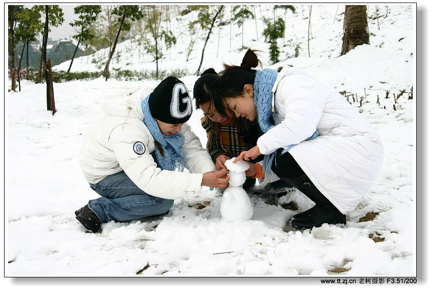 大雪后嬉戏的人们