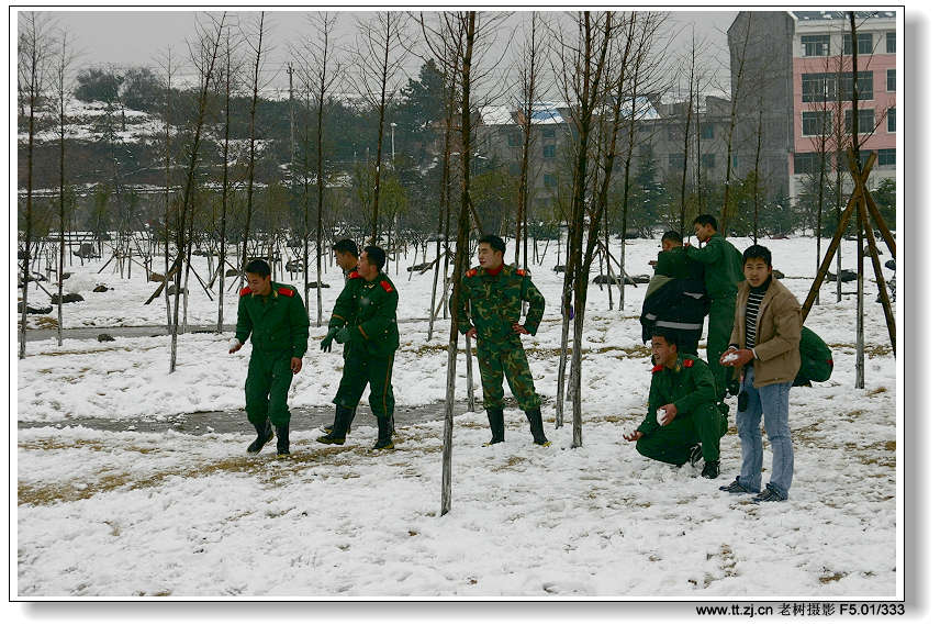 大雪后嬉戏的人们