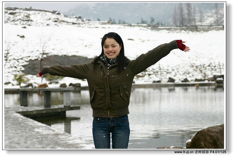 大雪后嬉戏的人们