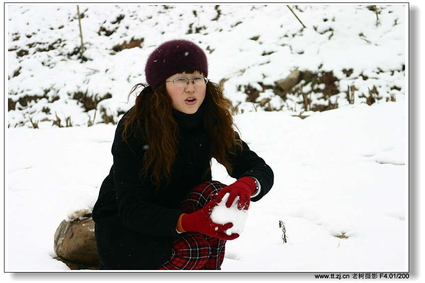 大雪后嬉戏的人们-2005.1.12