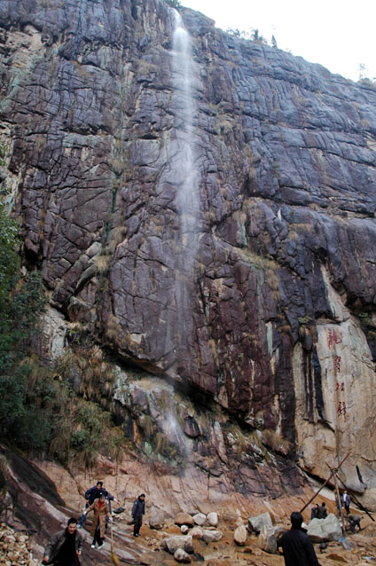 天台龙穿峡近日开始放水－景区马上对外开放