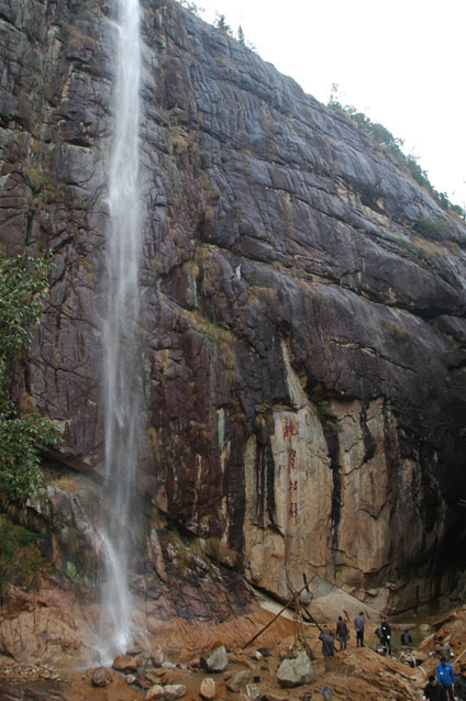 天台龙穿峡近日开始放水－景区马上对外开放