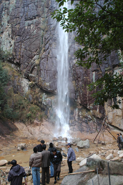 天台龙穿峡近日开始放水－景区马上对外开放