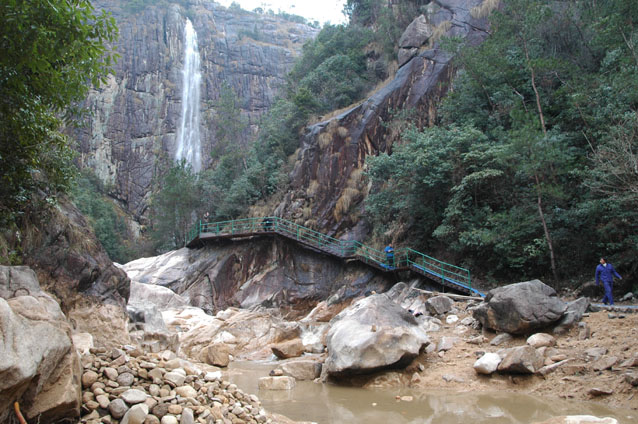 天台龙穿峡近日开始放水－景区马上对外开放