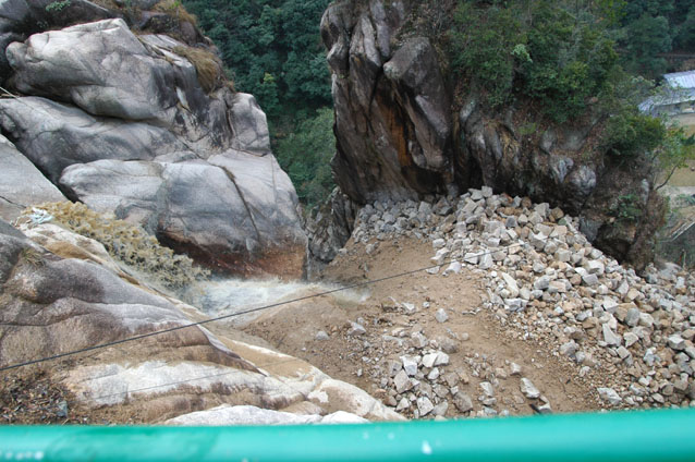 天台龙穿峡近日开始放水－景区马上对外开放