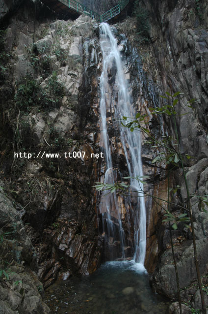 天台龙穿峡近日开始放水－景区马上对外开放
