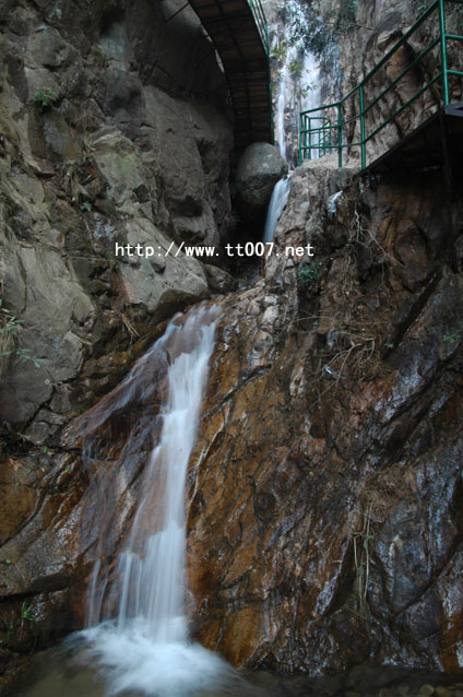 天台龙穿峡近日开始放水－景区马上对外开放