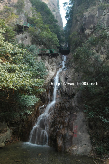 天台龙穿峡近日开始放水－景区马上对外开放