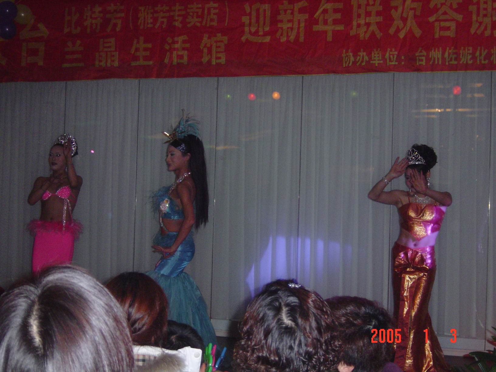 美丽、性感的泰国”小姐”在天台
