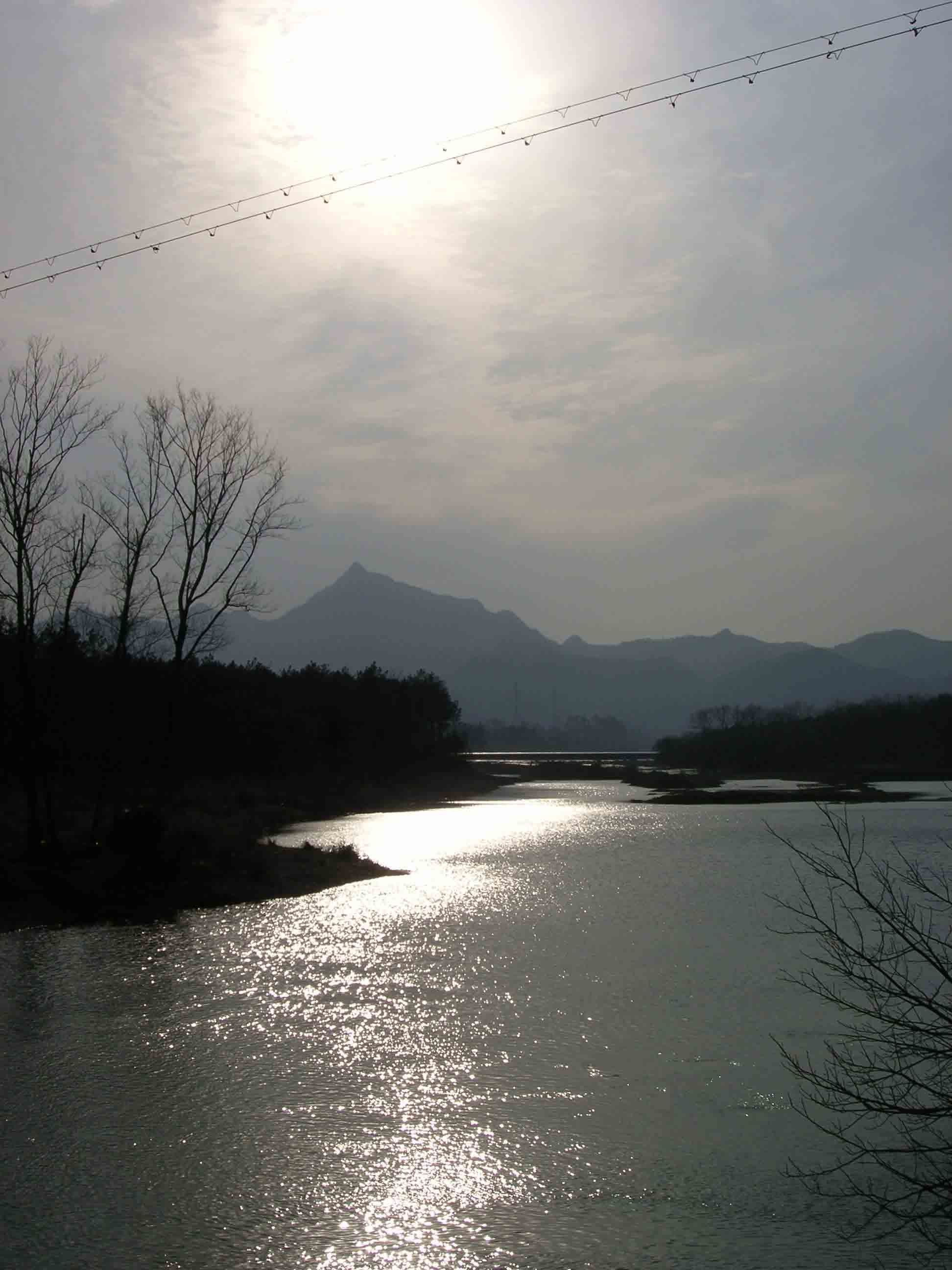 龙山景区入口外的溪流