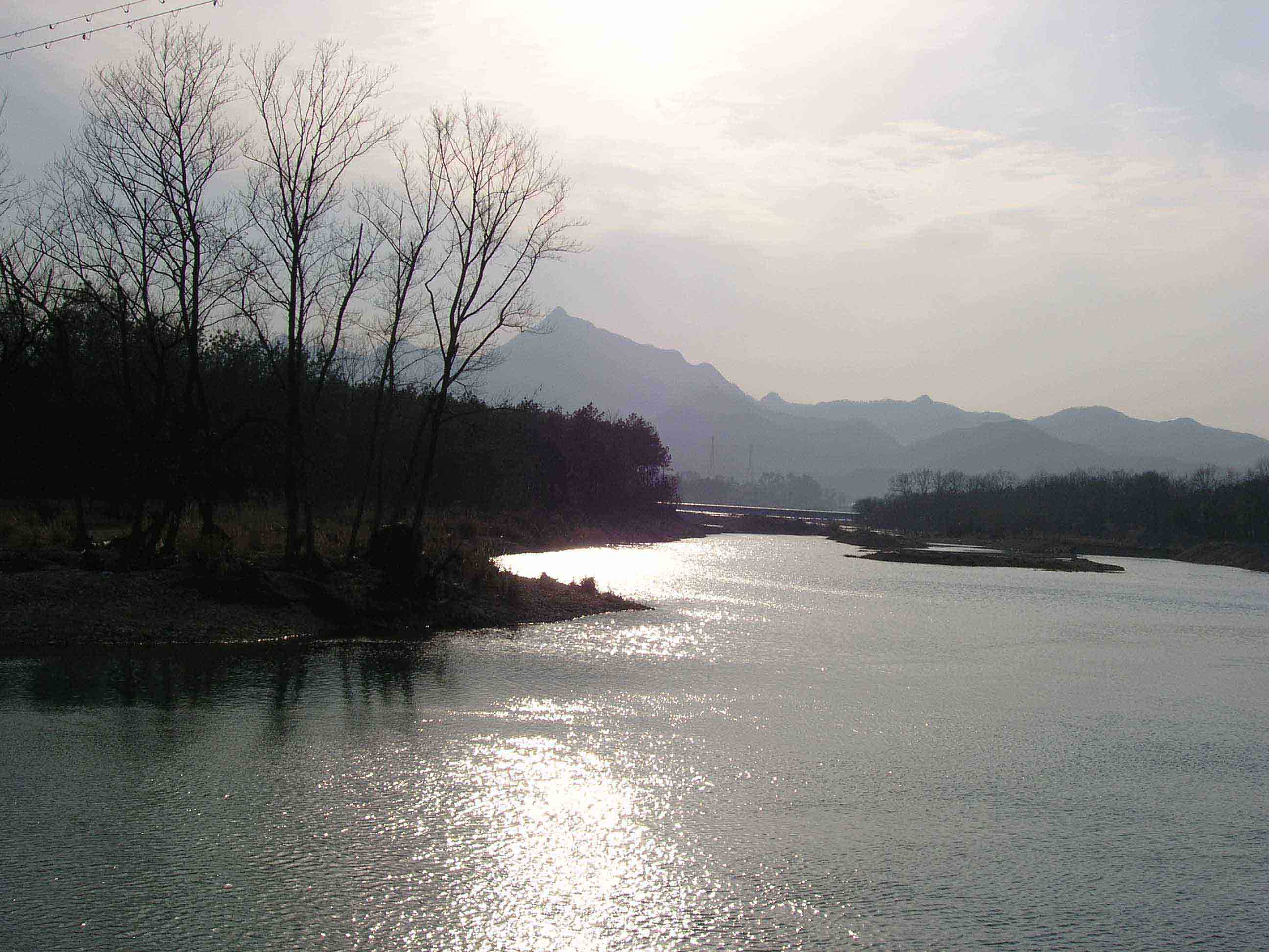 龙山景区入口外的溪流