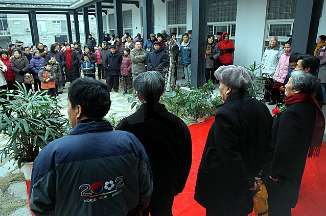 天台潘秀峰画展今天举行--www.tt007.net影像天台2005.2.23