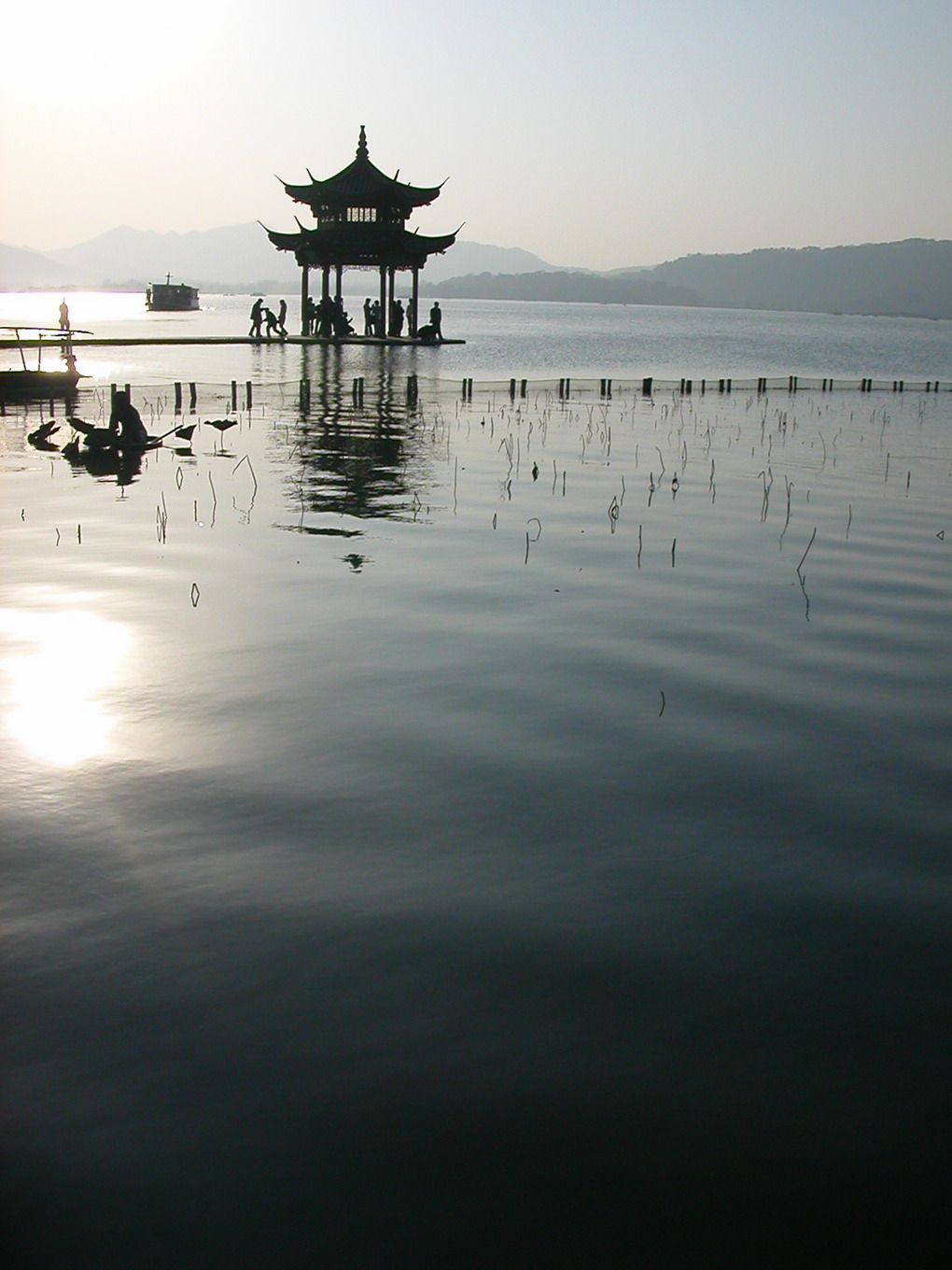 西湖：莲舟唱晚