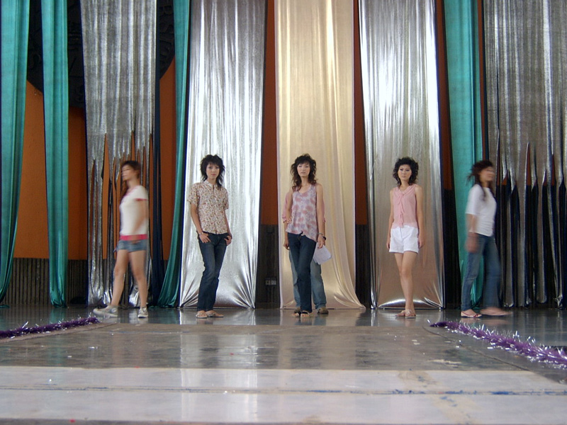 ~~~我们学校01届的服装SHOW（叶老师请进）~~~