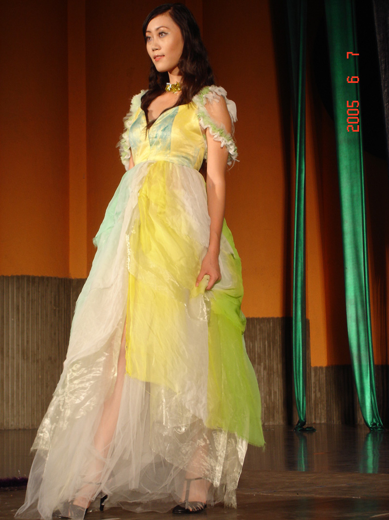 ~~~我们学校01届的服装SHOW（叶老师请进）~~~