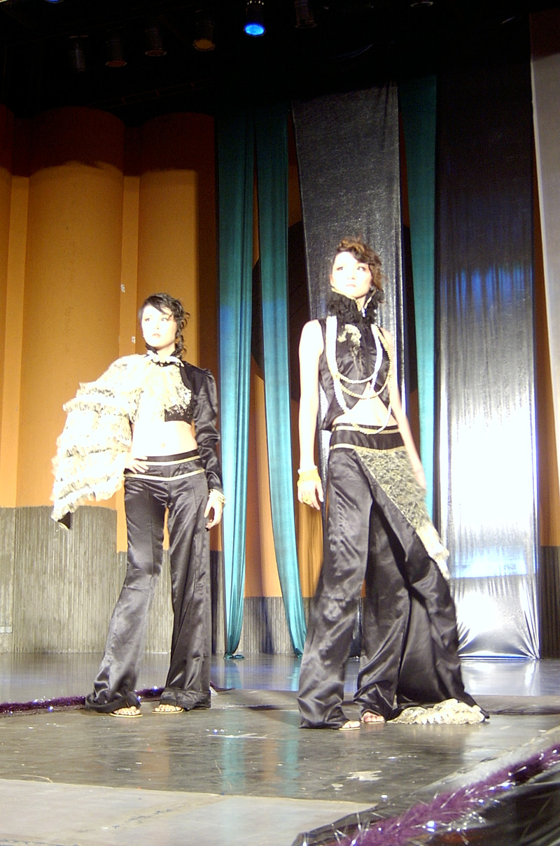 ~~~我们学校01届的服装SHOW（叶老师请进）~~~