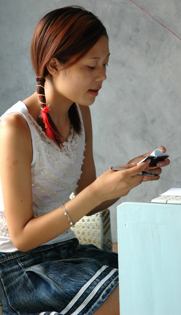 再发昨天ＭＭ，谁再说她不漂亮我就跟他急，哈