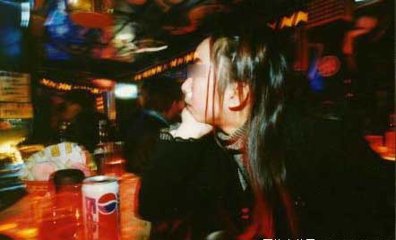 坐台女大学生：男人耍我我就拿男人取乐