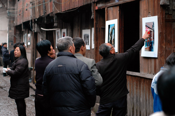 走进街头，送片下乡。--“亲近街头”摄影展
