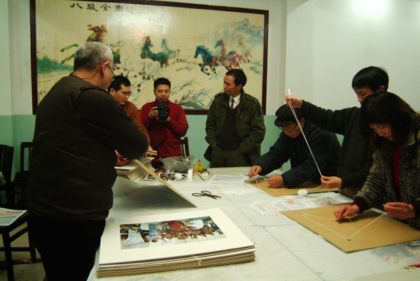 走进街头，送片下乡。--“亲近街头”摄影展