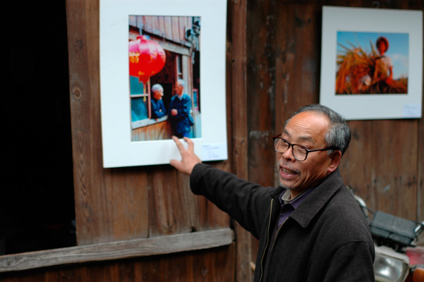 走进街头，送片下乡。--“亲近街头”摄影展