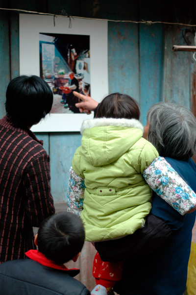 走进街头，送片下乡。--“亲近街头”摄影展