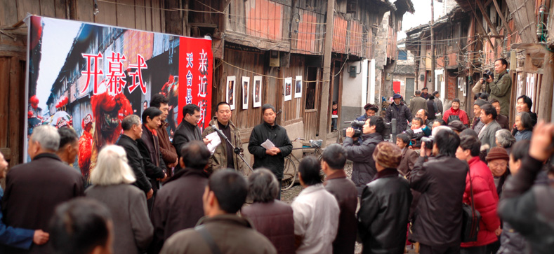 走进街头，送片下乡。--“亲近街头”摄影展