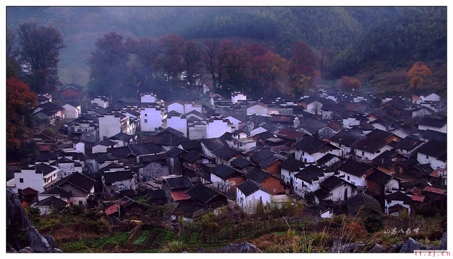 晨光中的小山村