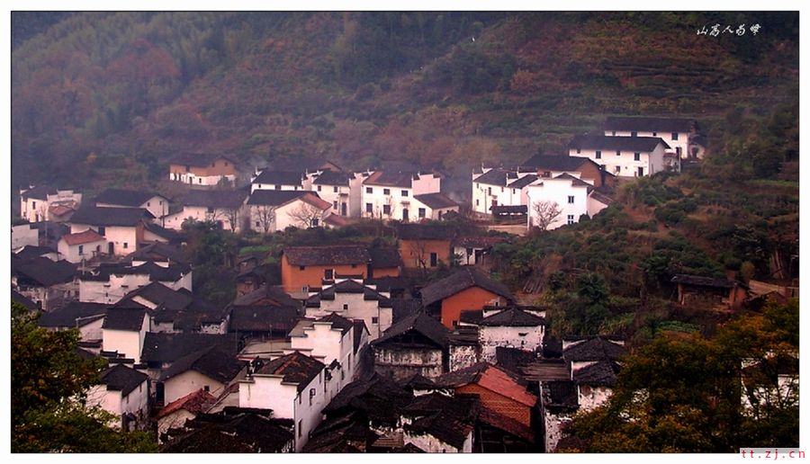 晨光中的小山村