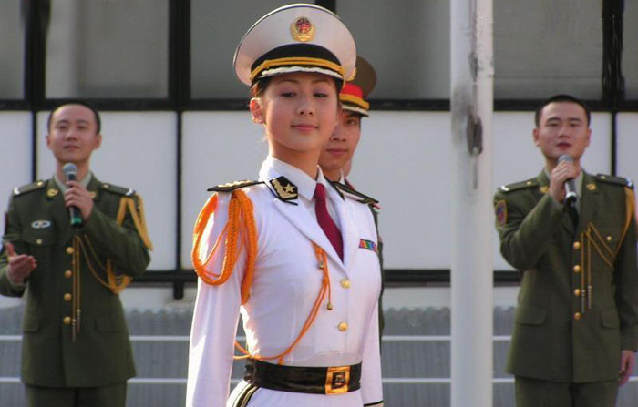 代发(文工团下连队演出女兵)