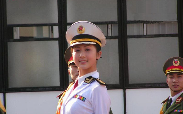 代发(文工团下连队演出女兵)