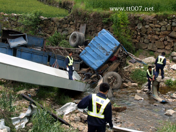 104天台白鹤段昨天晚上发生车翻事故
