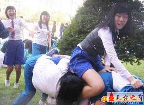女流氓另人发指!让论坛女性自叹不如啊!