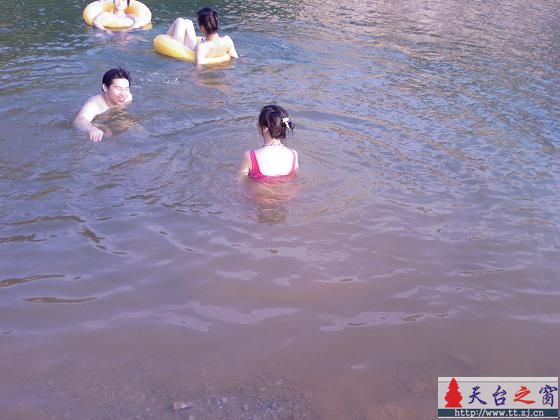 和美女一起游泳PP