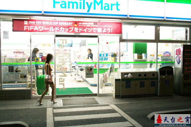 日本姑娘一丝不挂出门逛超市~~