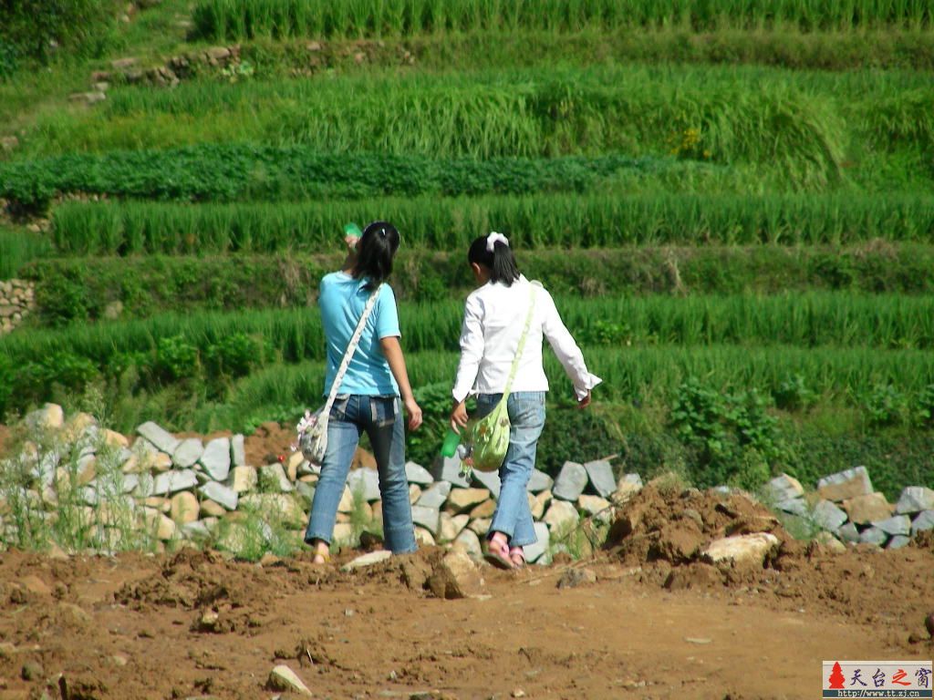 山 村 女  孩