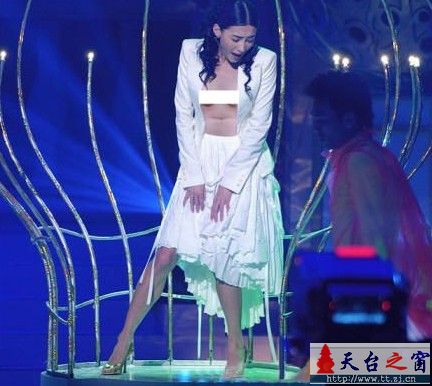 [灌水]◢◤◢◤◢◤张柏芝演唱会衣服不慎滑落,惊暴双乳◢◤◢◤◢◤